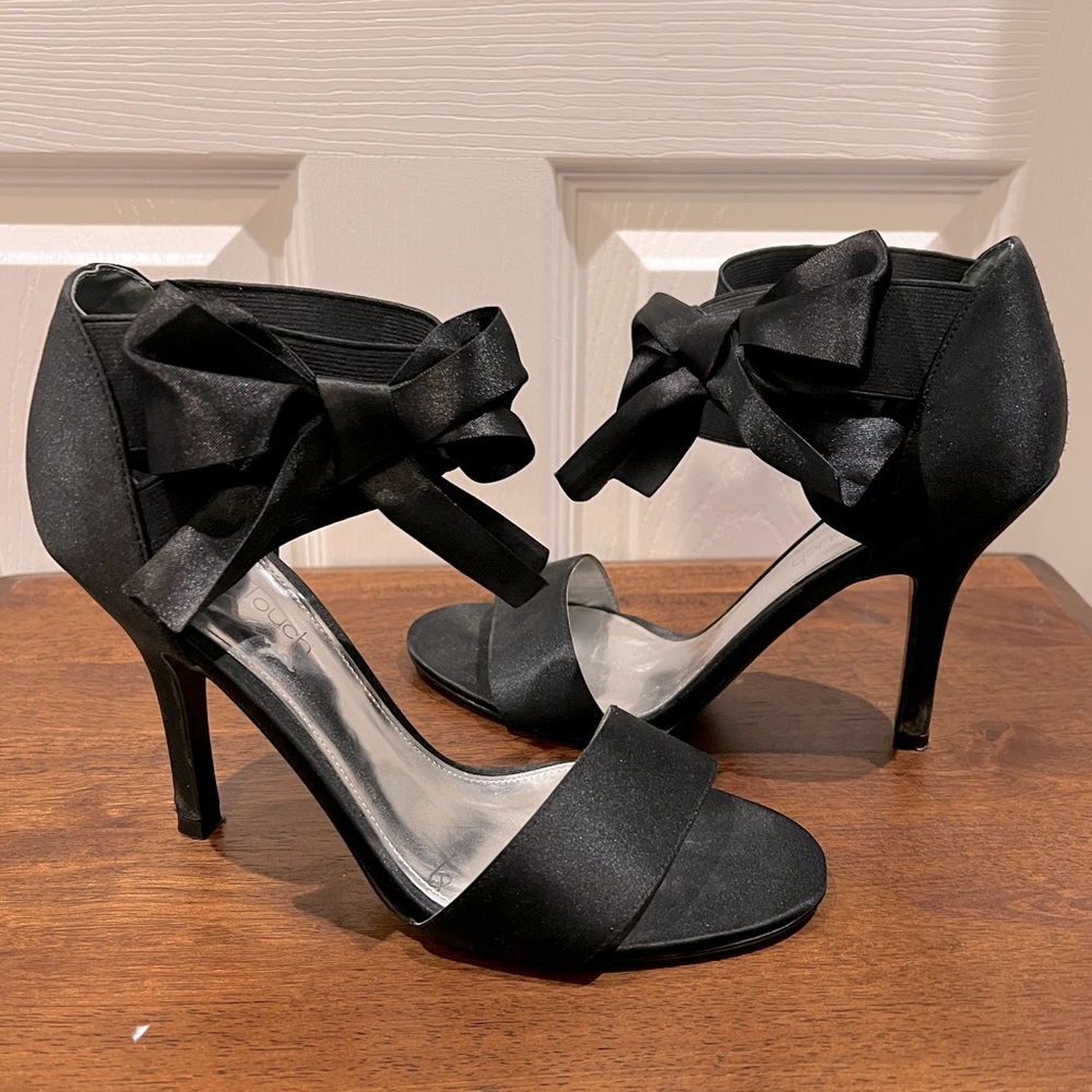 Satin dress shoe with bows